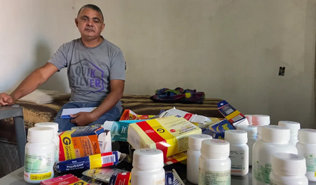 Pedreiro faz pichação na própria casa com apelo para vender imóvel e pagar cirurgia: 'Pedido de socorro'