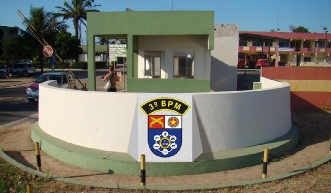 Criminosos fogem da polícia, caem e abandonam veículo roubado, em Arapiraca
