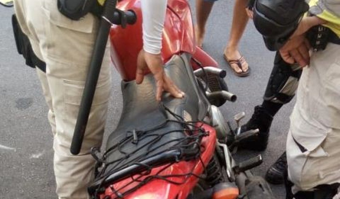 Suspeito de roubo é agredido por populares e preso em Maceió