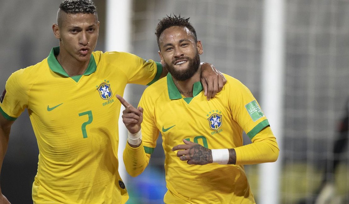 Com três gols de Neymar, Brasil vence o Peru de virada e lidera Eliminatórias