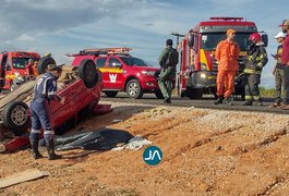 Vídeo: Homem morre e outro fica ferido após capotamento de carro na AL-110