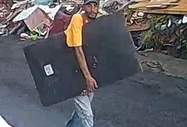 Criminoso invade residência e furta aparelhos eletrônicos, em Maceió