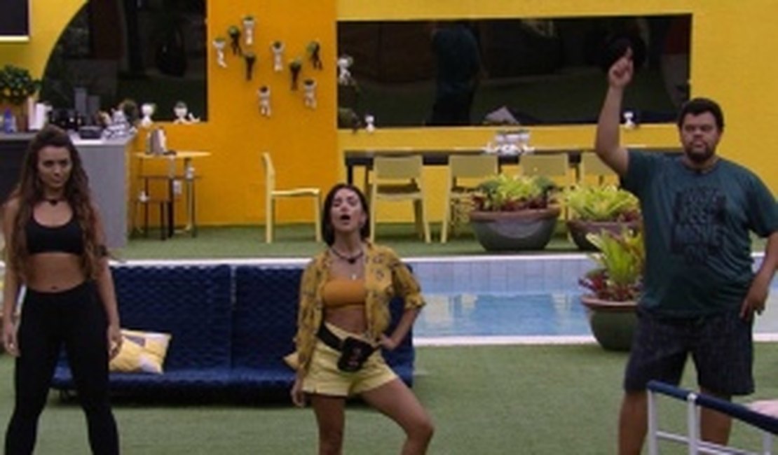 Babu, Manu e Rafa dançam na área externa