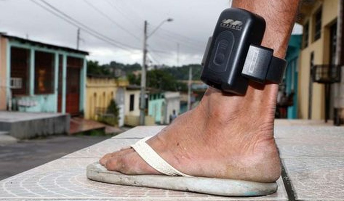 Policiais encontram 'tornozeleira eletrônica' jogada em rua de Arapiraca