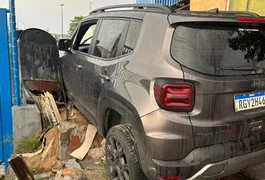 Carro colide com mureta do prédio da Vigilância Sanitária em Maceió