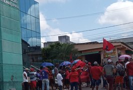 Moradores de loteamento invadido realizam protesto pedindo fornecimento de água, em Feira Grande