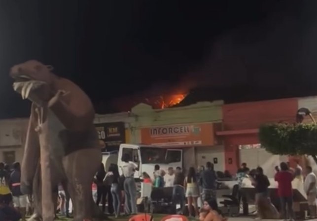 Incêndio atinge casa abandonada e dois estabelecimentos comerciais em Maravilha, AL