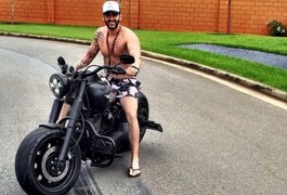 Gusttavo Lima posa sem camisa em Harley-Davidson de R$ 70 mil
