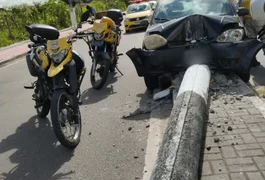 Motorista perde controle de veículo e bate em poste, na capital alagoana