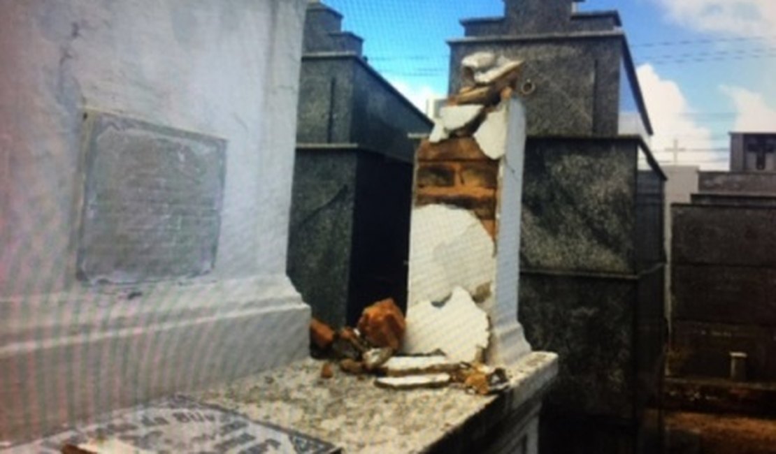 Vândalos destroem túmulos e roubam objetos em cemitério de Maceió