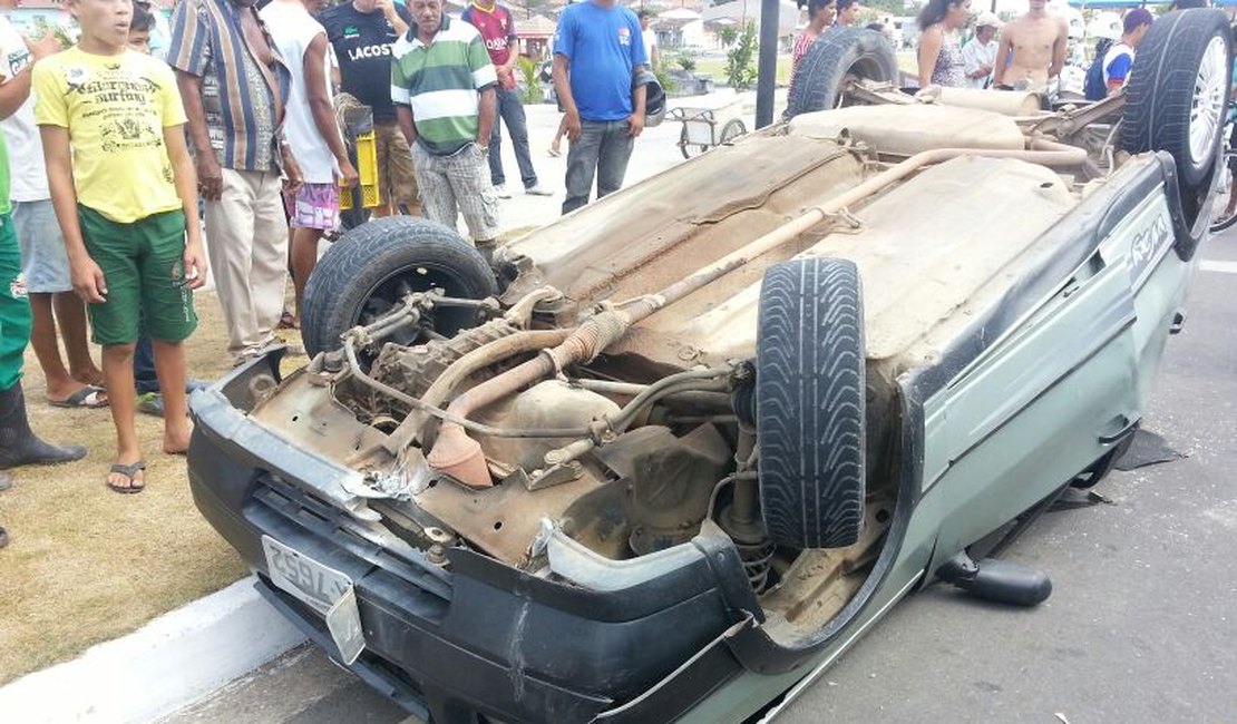 Jovem perde o controle do carro e capota no Bosque das Arapiracas