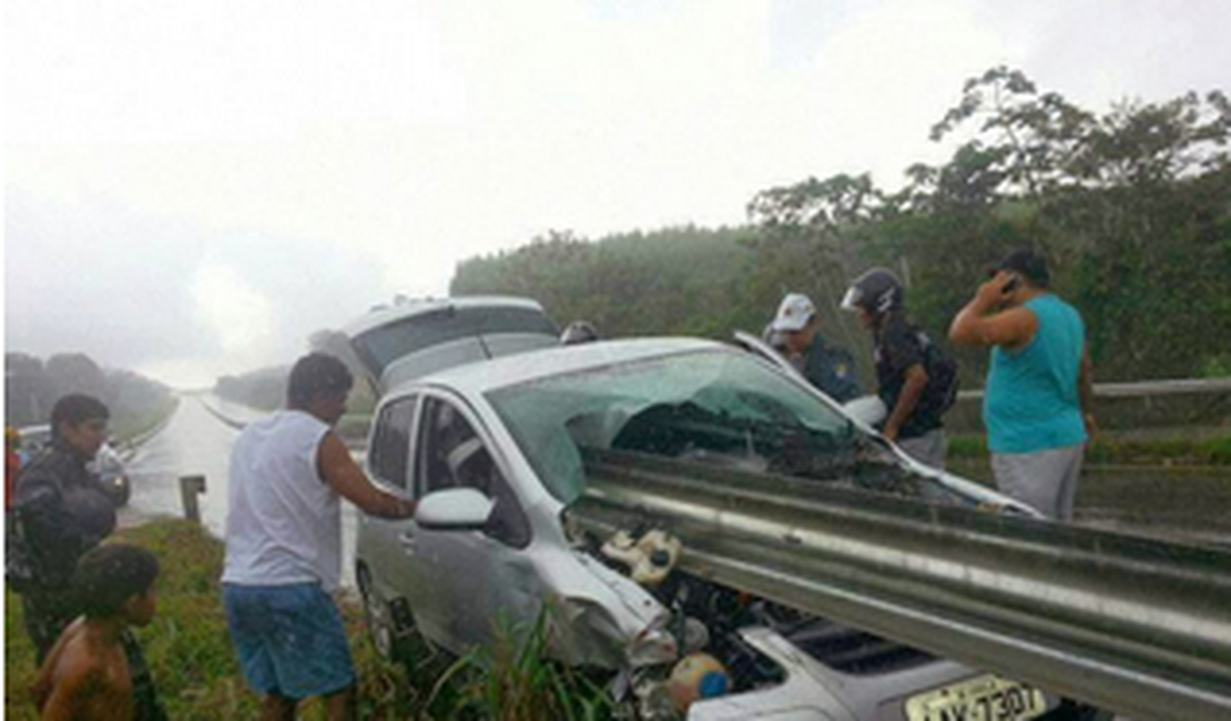 Mulher morre em acidente de trânsito na BR-101