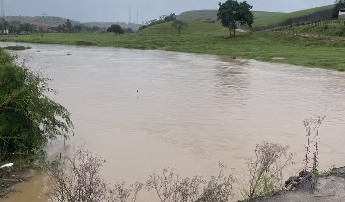 Nível de rios sobe e Defesa Civil de Alagoas pede evacuação de áreas de risco