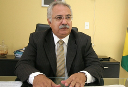 Prefeito afirma que não tem como pagar reajuste e defende direito dos alunos de Arapiraca