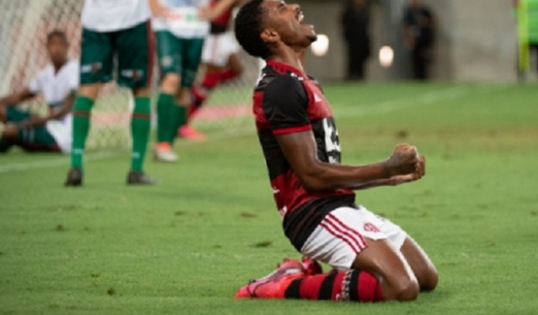 Sem público, Flamengo se recupera no fim e vira sobre a Portuguesa