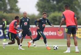 Seleção tem treino tático e de bolas paradas no segundo dia em Londres
