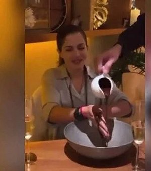 Vídeo: Clientes de restaurante pagam R$1000 para ter mãos lambuzadas de chocolate em 'experiência gastronômica'