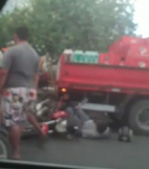 Motociclista fica ferido em colisão com caminhão de cerveja em Maceió