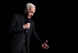 Charles Aznavour, cantor francês do sucesso 'She', morre aos 94 anos