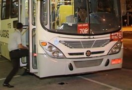 Trio armado com espingarda assalta ônibus em Maceió