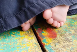 Criança de um ano morre engasgada com unha postiça da mãe