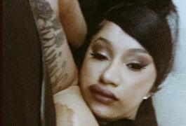 Cardi B posta nude sem querer na web, deleta rapidamente, mas viraliza