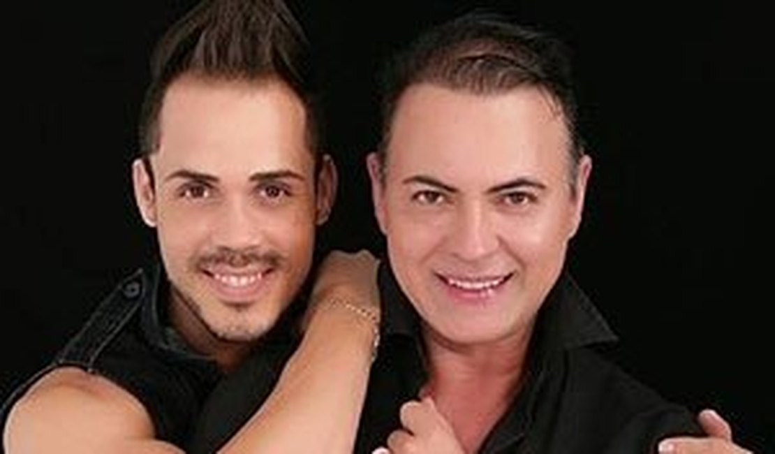 Ex-BBB Dicesar troca alianças com hair stylist na Argentina