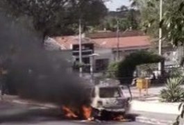 Carro fica completamente destruído após pegar fogo no interior de Alagoas