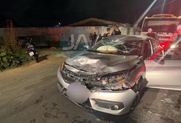 Colisão frontal entre carro e moto deixa condutor ferido no bairro Bom Sucesso, em Arapiraca