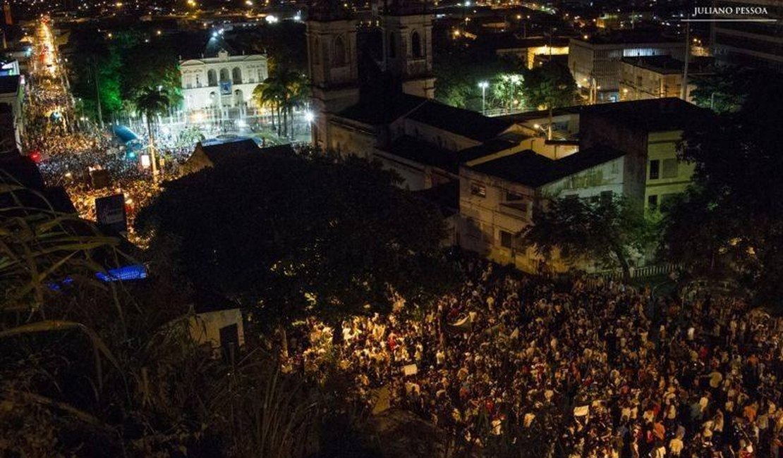 Protesto reúne cerca de 10 mil pessoas em Maceió