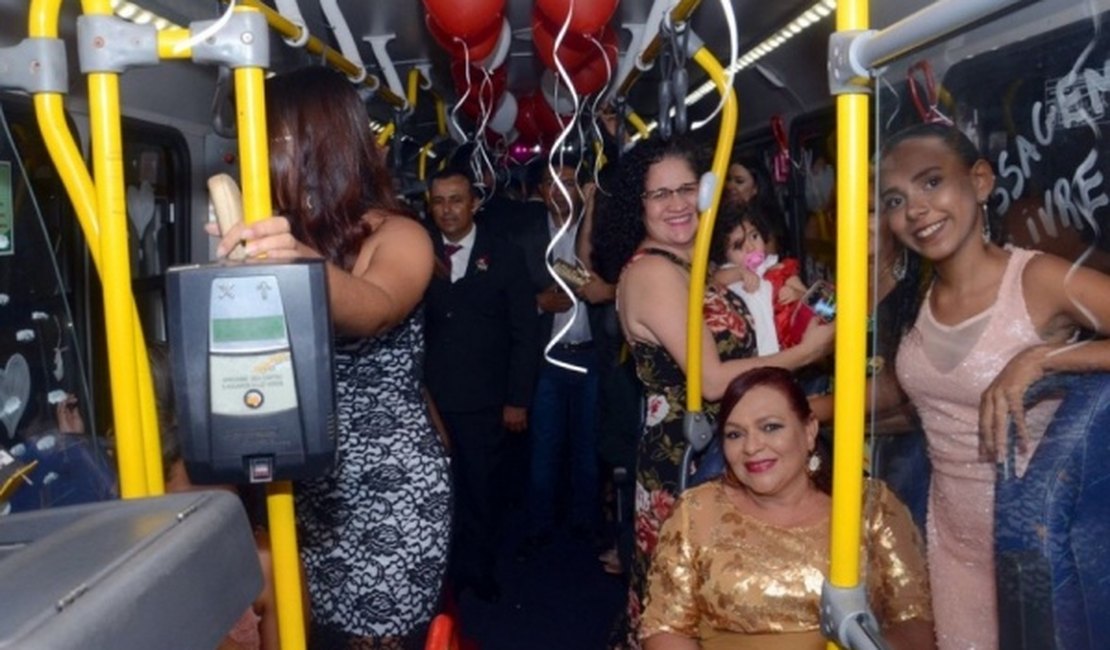 Após troca de alianças, casal leva convidados dentro de ônibus a local da festa