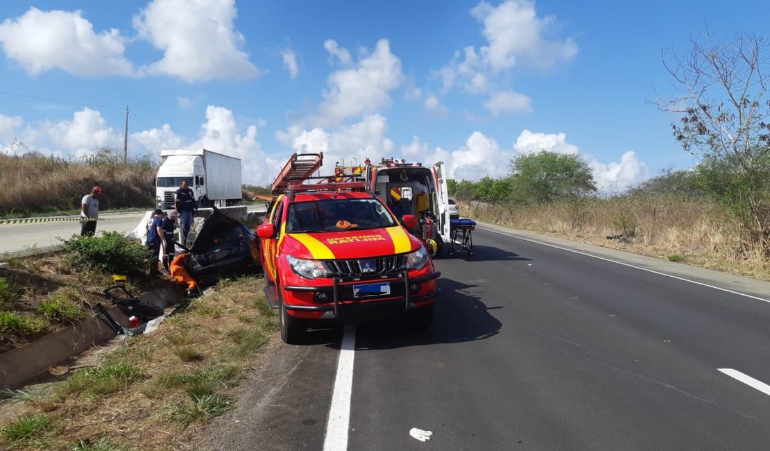 Três pessoas ficam feridas e uma morre em capotamento de carro na BR-101, em Porto Real do Colégio