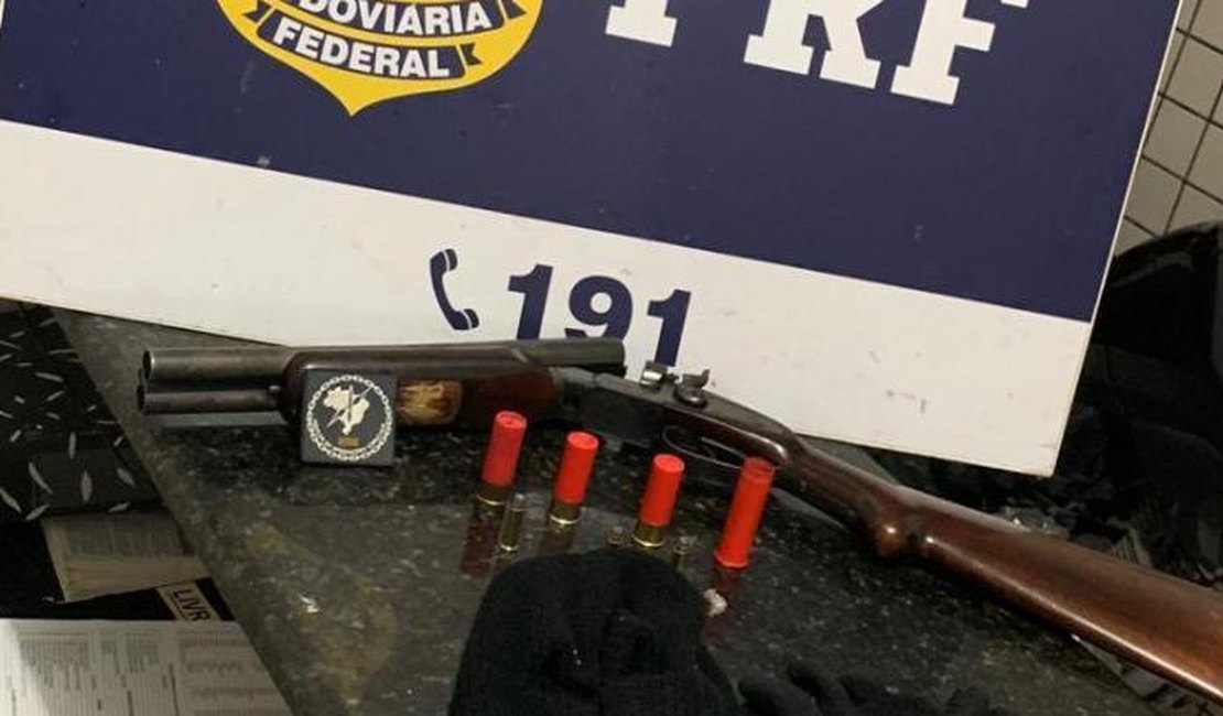 PRF troca tiros com suspeitos e recupera carro adulterado em rodovia alagoana