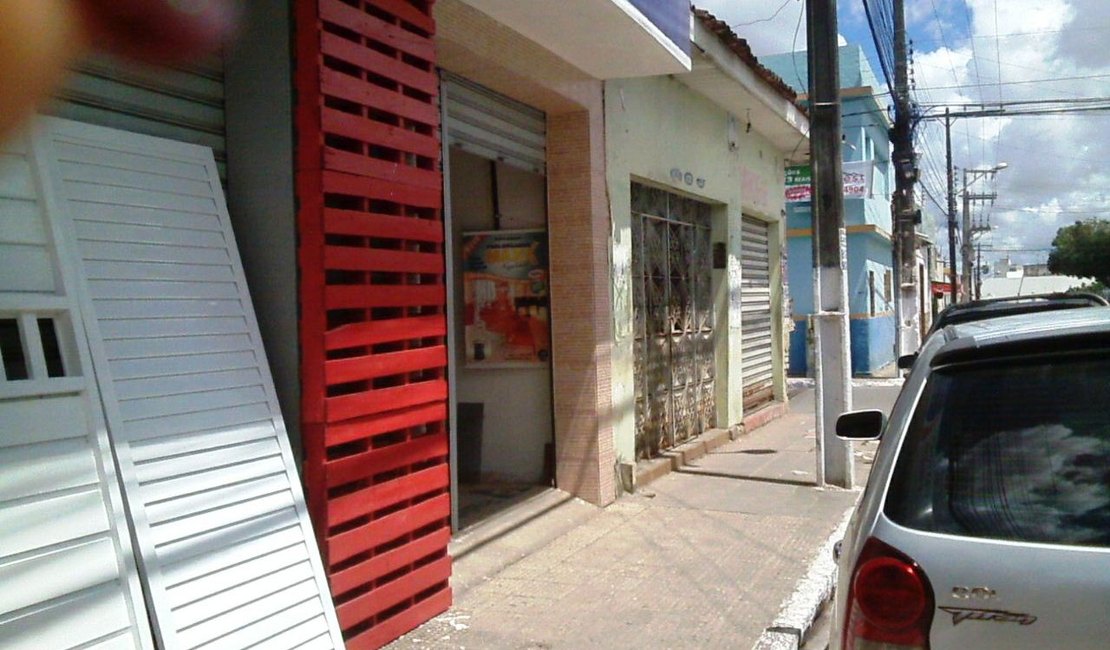 Assaltantes rendem funcionários e roubam vidraçaria em Arapiraca
