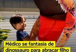 Vídeo. Médico, pai se fantasia de dinossauro para conseguir abraçar o filho