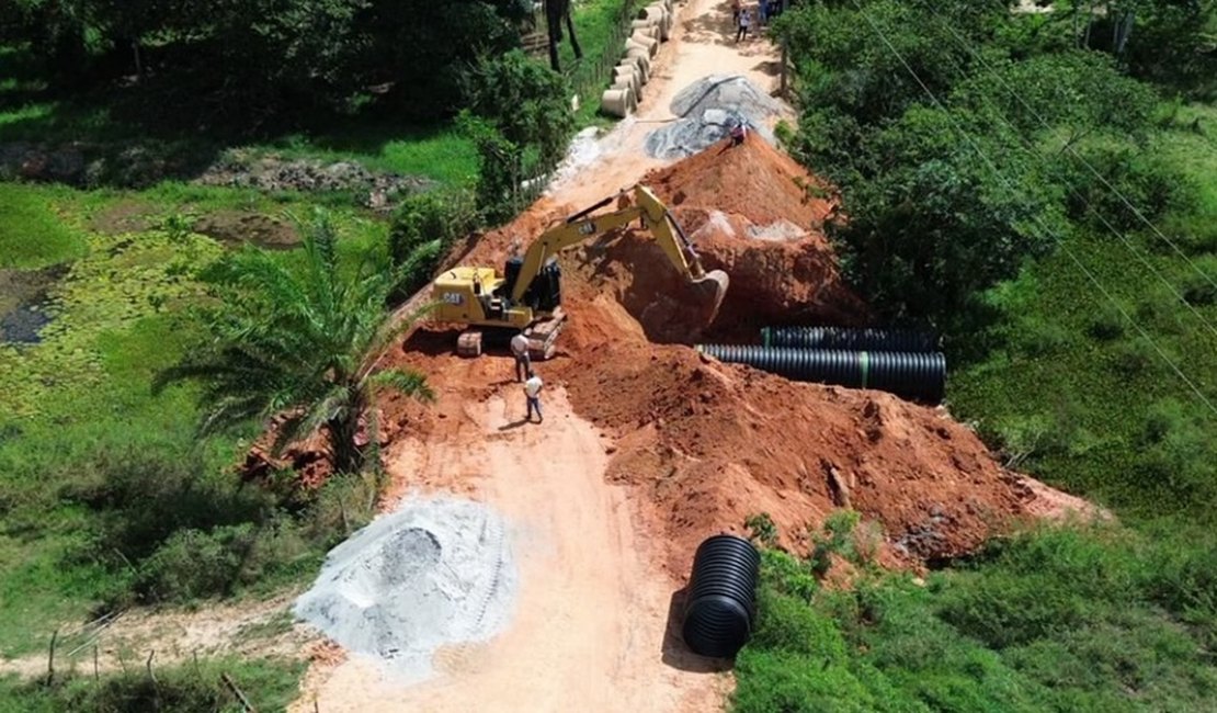 Investimento da Prefeitura de Penedo amplia escoamento de águas na estrada da Ponta Mofina