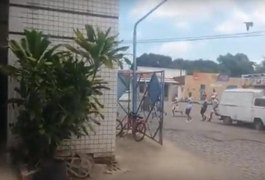 Vídeo. Torcedores do CSA e do CRB entram em confronto no Benedito Bentes