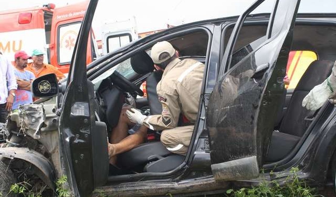 Gravíssimo acidente entre automóvel e carreta deixa um morto e quatro feridos na AL-120