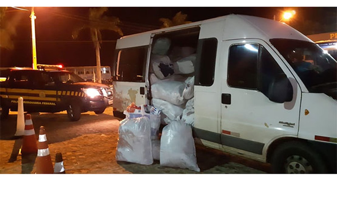 PRF apreende carga de 3 mil unidades de vestuário no Agreste alagoano