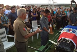 Sargento morto durante ocorrência é sepultado sob forte comoção, em Maceió