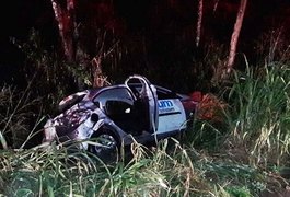 Capotamento deixa uma pessoa presa às ferragens na cidade de Campo Alegre