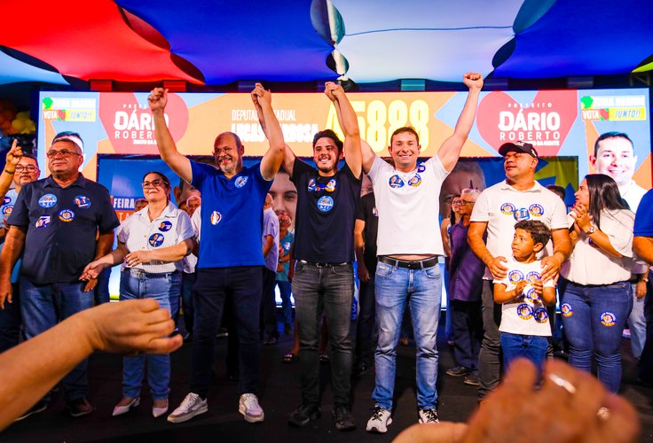 Dário Roberto mobiliza multidão em Feira Grande em grande caminhada de apoio a Lucas Barbosa e Alvinho Lira