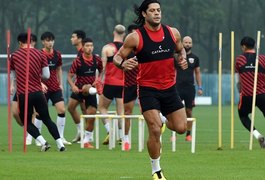 Mesmo pretendendo reforçar time, Palmeiras tem cautela em relação a Hulk