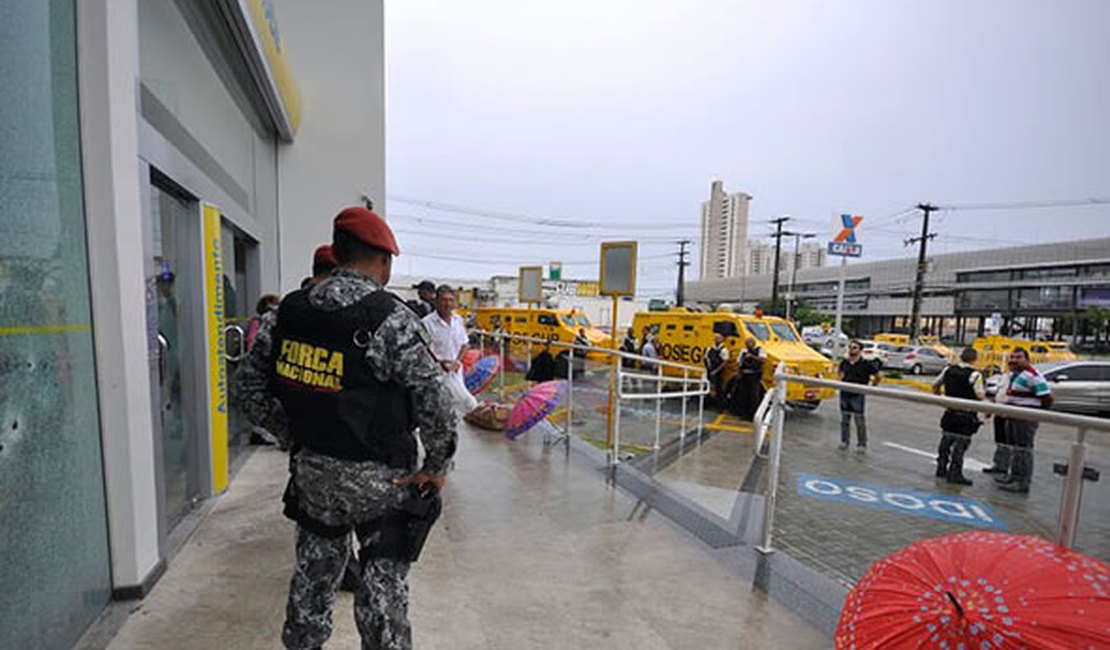 Quadrilha ataca carro-forte, troca tiros com vigilantes e queima veículo