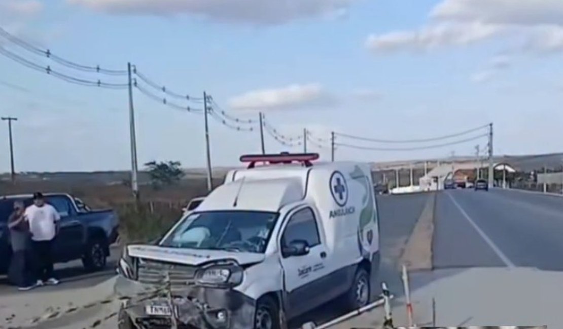 Motorista perde controle de ambulância e mulher morre após acidente, na ﻿na AL-220 em Batalha