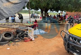 Homem é morto com tiros na cabeça enquanto conversava com amigos em Palmeira dos Índios