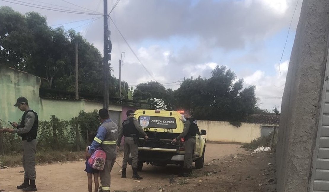 Homem é espancado por populares após tirar roupa e fazer gestos obscenos para criança, em Arapiraca