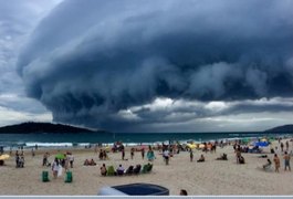 Banhista registra nuvem gigante em praia de Florianópolis