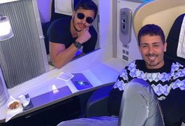 Carlinhos Maia e Lucas Guimarães viajam para lua de mel em voo chique