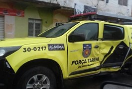 Militares da Força Tarefa ficam feridos após van colidir em viatura